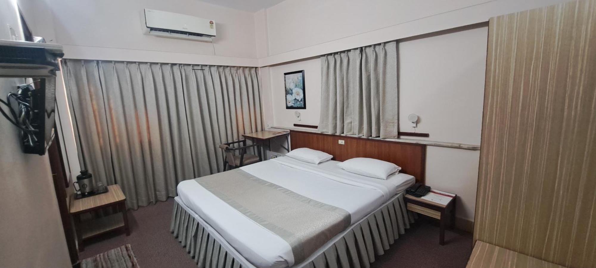 Hotel Swaroop Пуне Екстер'єр фото