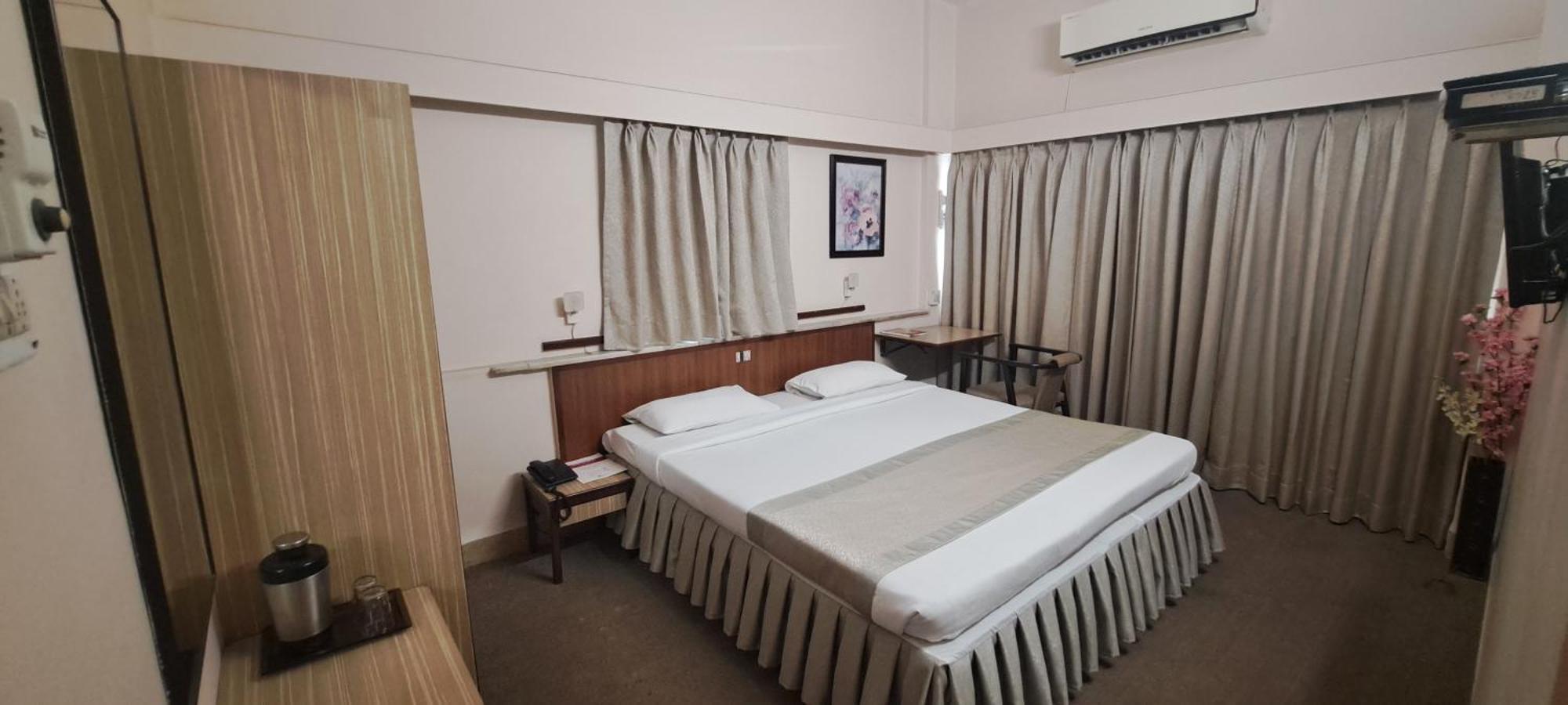Hotel Swaroop Пуне Екстер'єр фото