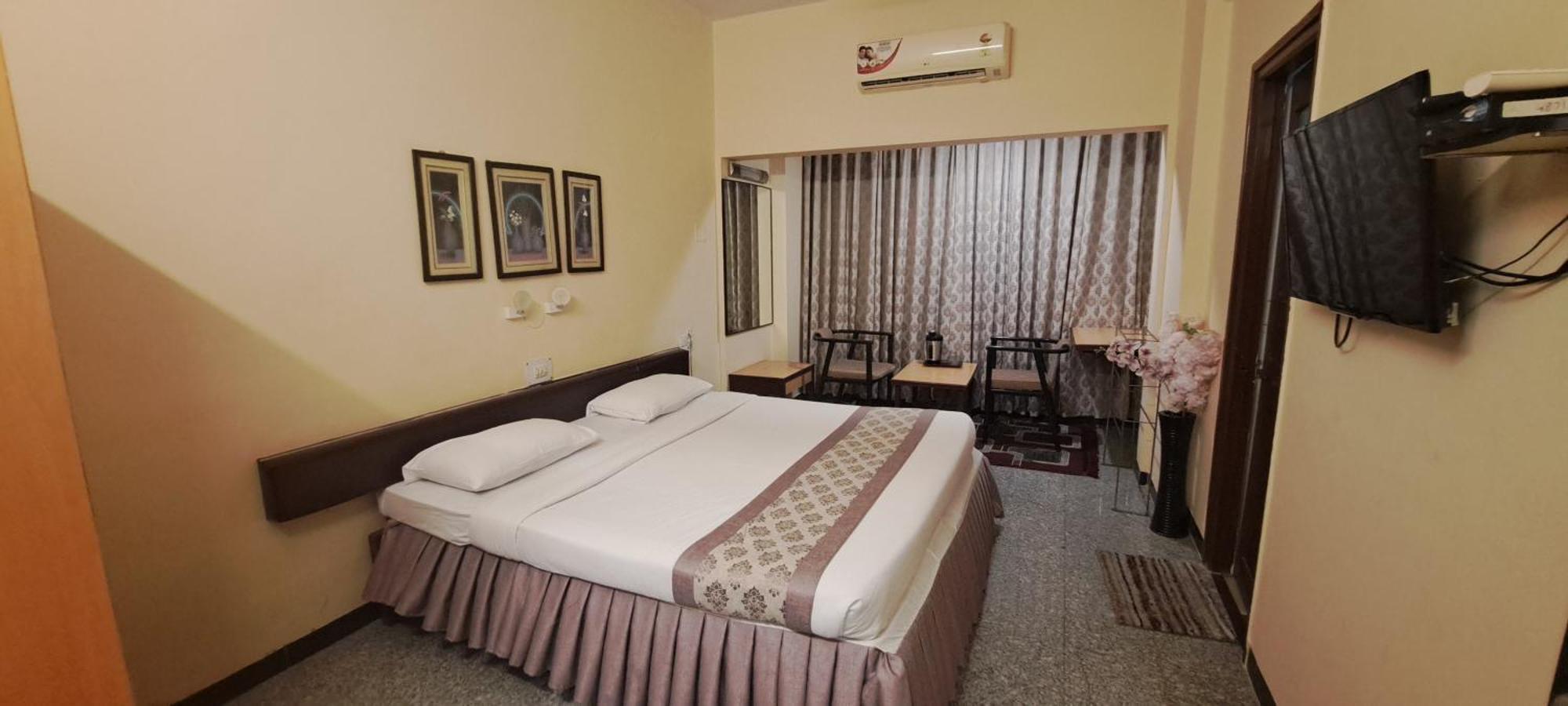 Hotel Swaroop Пуне Екстер'єр фото