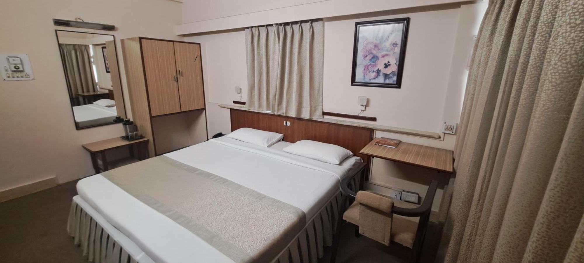 Hotel Swaroop Пуне Екстер'єр фото