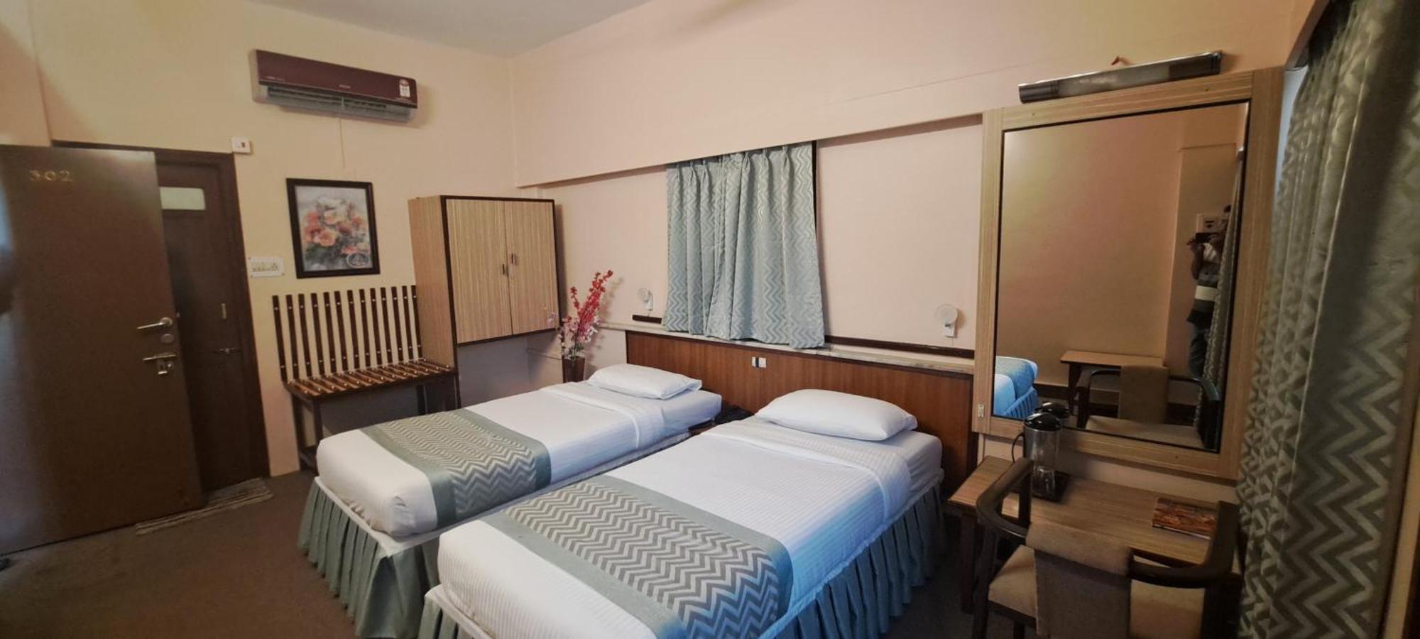 Hotel Swaroop Пуне Екстер'єр фото