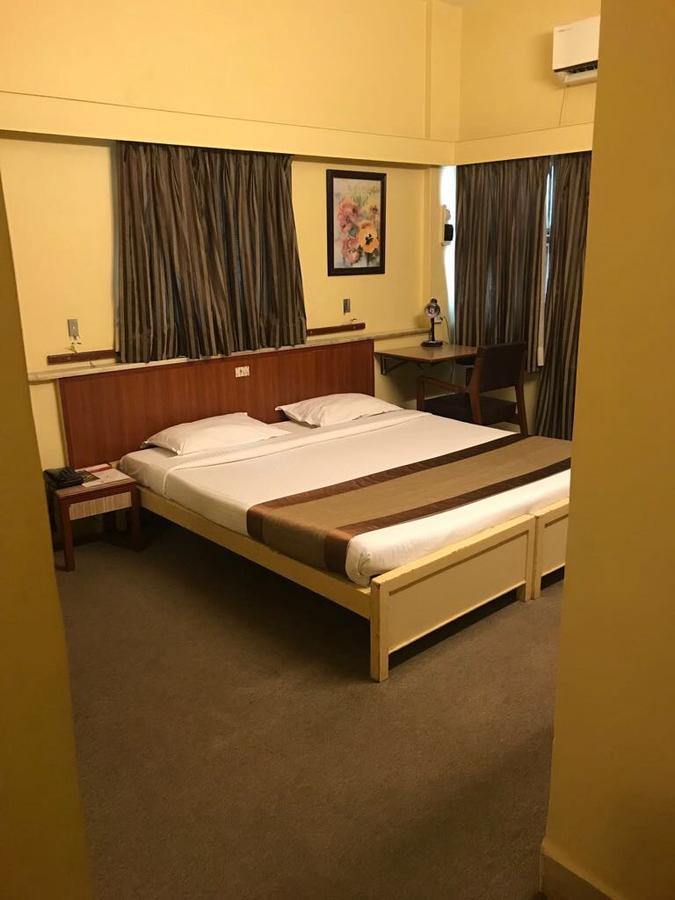 Hotel Swaroop Пуне Екстер'єр фото